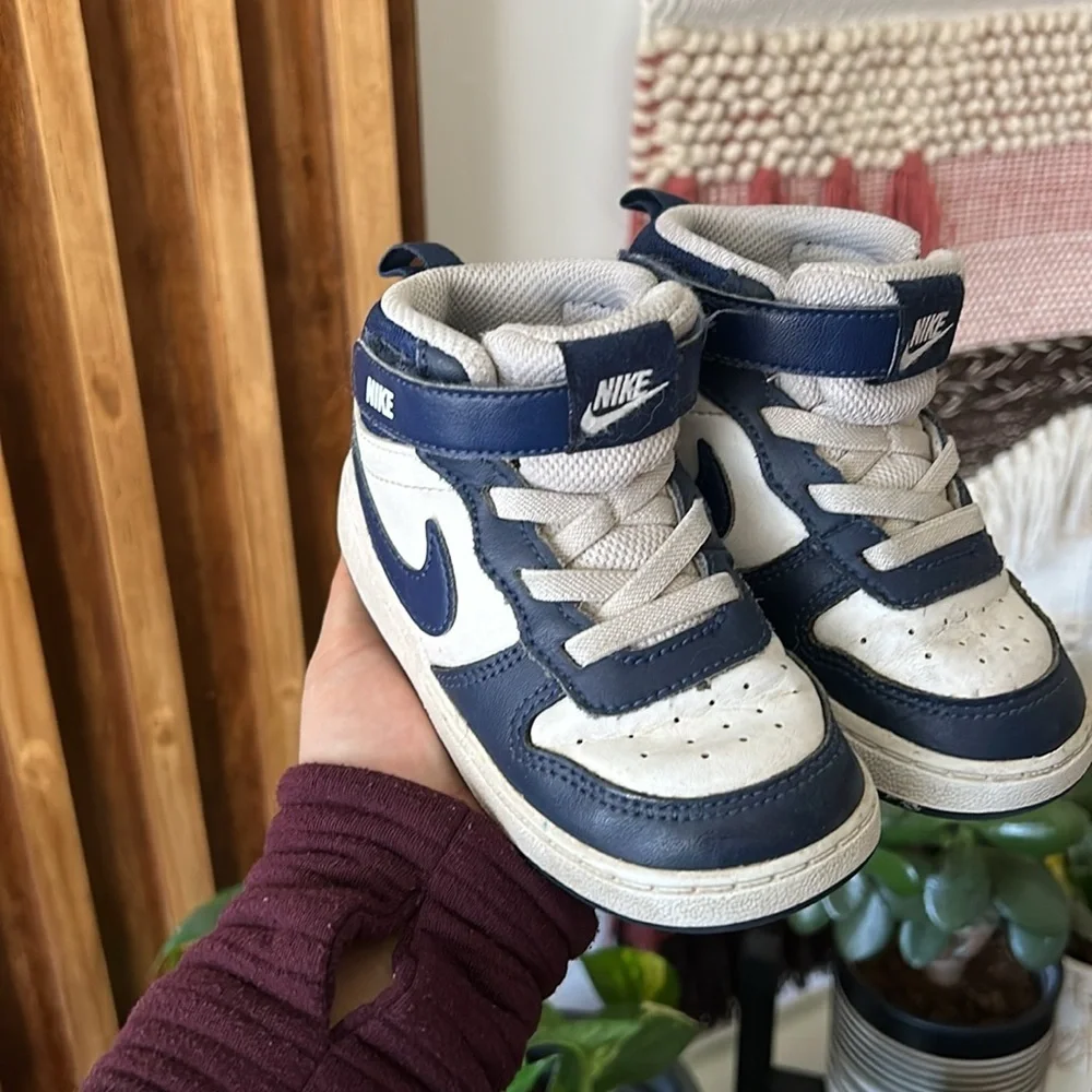 Nike Boy Court Borough Mid 2 Sneakers. 7.5C